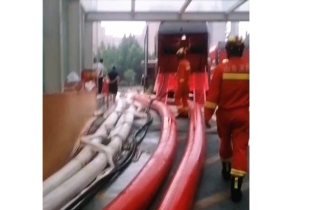 龍吸水和神龍潛水泵一起排水，加油！